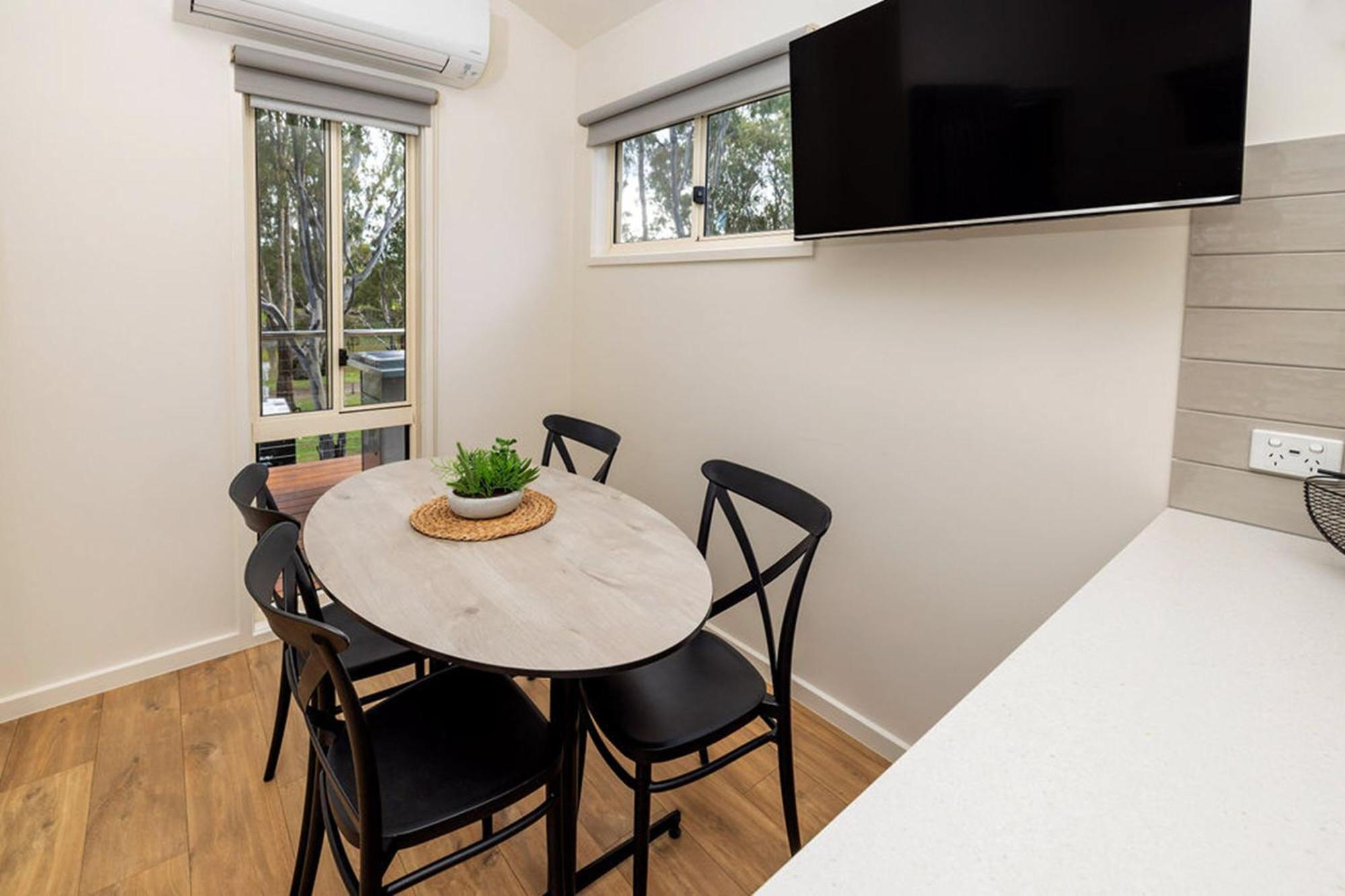Big4 Deniliquin Holiday Park Habitación foto